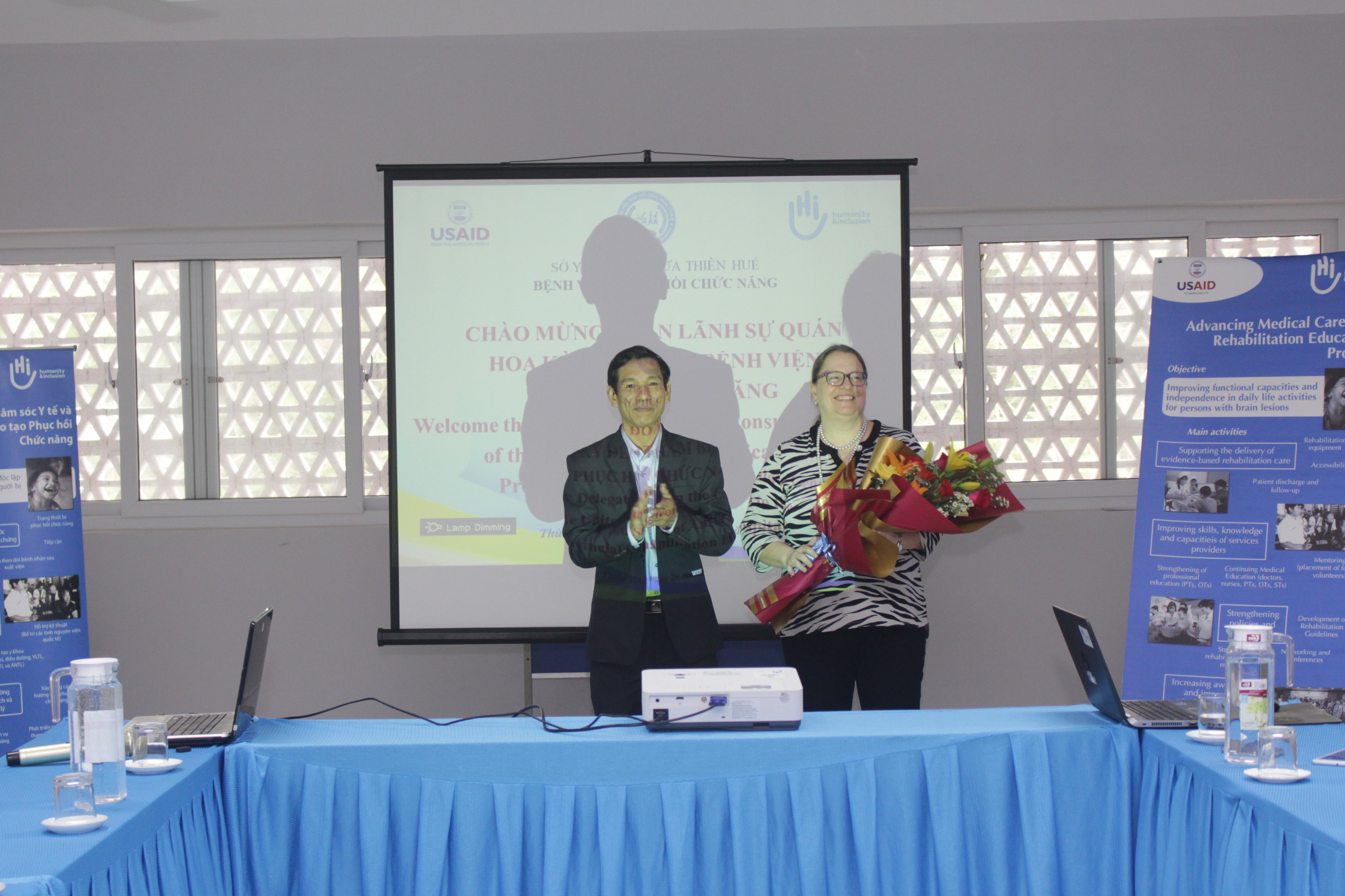 Ths Dược Lê Viết Bắc - Phó Giám đốc phụ trách Sở Y tế tỉnh Thừa Thiên Huế tặng hoa cho bà Marie C.Damour - Tỏng lãnh sự Hoa Kỳ